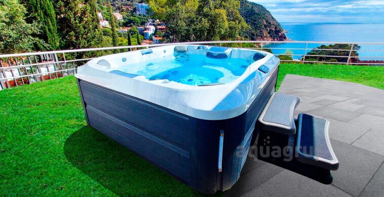 Jacuzzi privé sur une terrasse sur la Costa Brava, Girona, Spagne