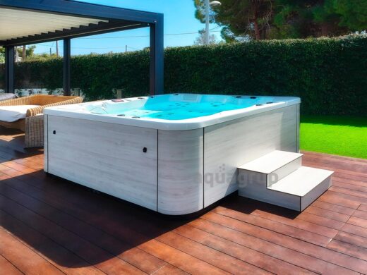 Spa privat en un jardí de Sitges, Barcelona